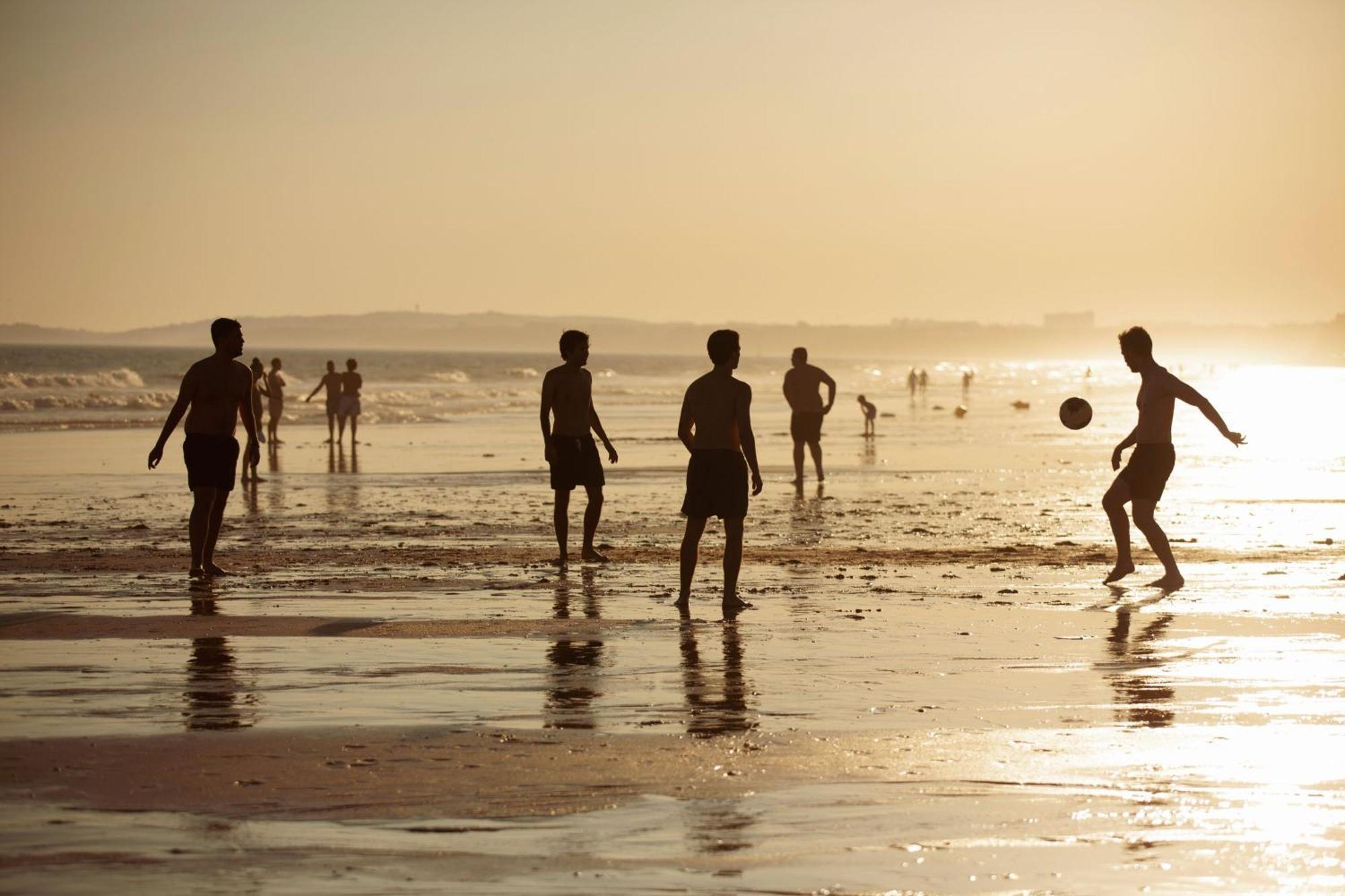 Domes Lake Algarve, Autograph Collection Vilamoura Kültér fotó Football on the beach
