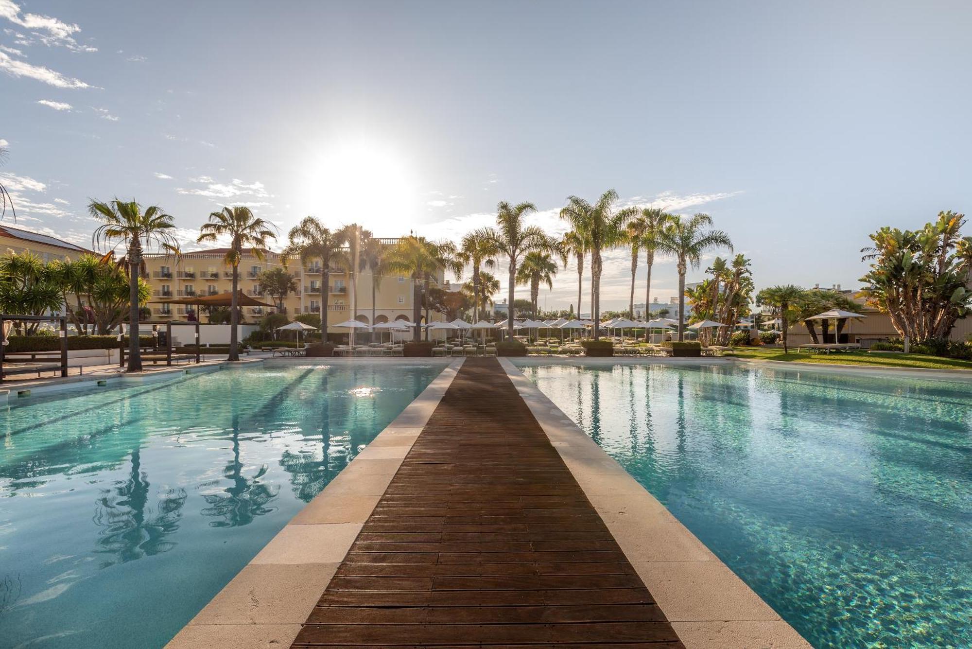 Domes Lake Algarve, Autograph Collection Vilamoura Kültér fotó The swimming pool at the resort